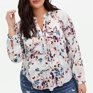 EUC Torrid White Floral Georgette Pintuck Button Down Blouse Size 2
